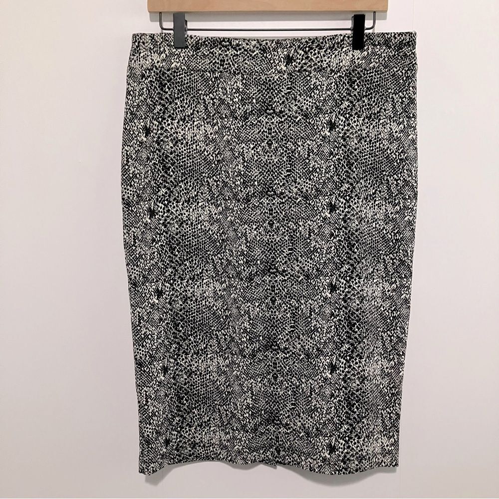 STUDIO Badgley Mischka Elegant Black and White Patterned Skirt Large